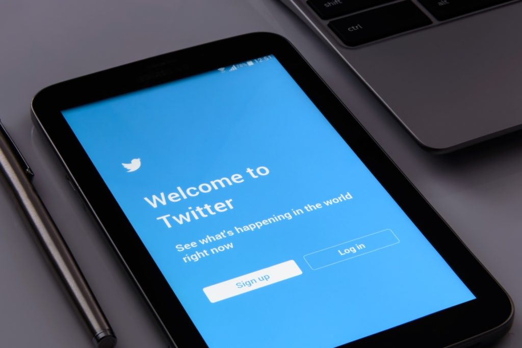 radio utilizza twitter-twitter radio-facebook radio-instagram radio-consulenza radiofonica-servizi di consulenza radiofonica