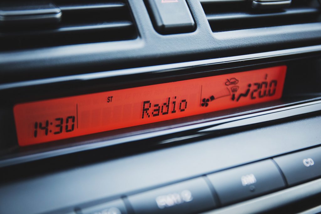 ascolto radiofonico in auto-radio in auto-colazione con il ceo-consulenza radiofonica-alfredo porcaro