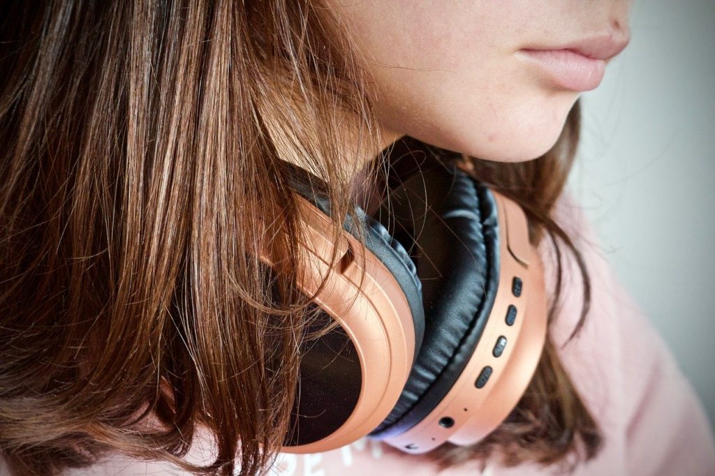 giovani e ascoltare la radio