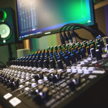 Immagine di un mixer che evoca il workshop di consulenza radiofonica
