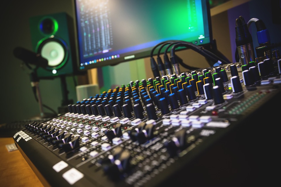 Immagine di un mixer che evoca il workshop di consulenza radiofonica