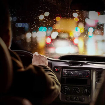 Immagine di ascoltatore radio in auto di notte